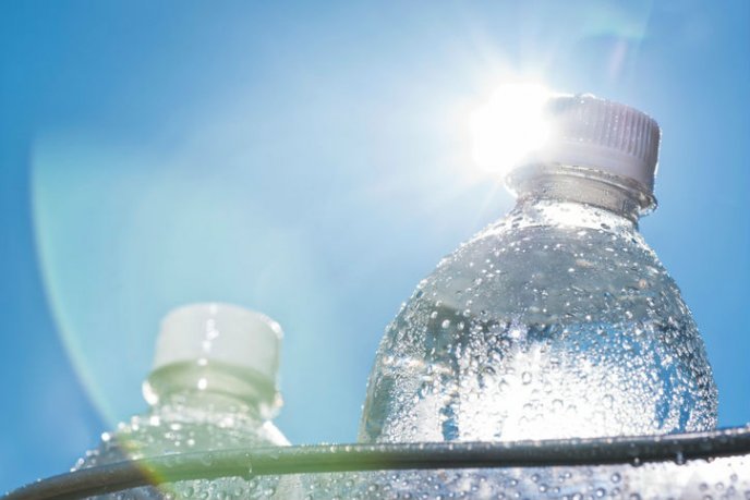 Las botellas de plástico expuestas al calor extremo podrían ser  perjudiciales para la salud